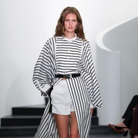 Ada pula beberapa gaun merah menyala, satu bergaya kasual dengan tali spaghetti, dan satu lagi berupa gaun tanpa tali berbahan sutra mewah yang menjadi penutup peragaan. (Foto: Dia Dipasupil/Getty Images)