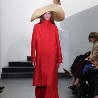 Sementara sebagian koleksi dilengkapi topi lebar yang menjuntai.  (Foto: Dia Dipasupil/Getty Images)