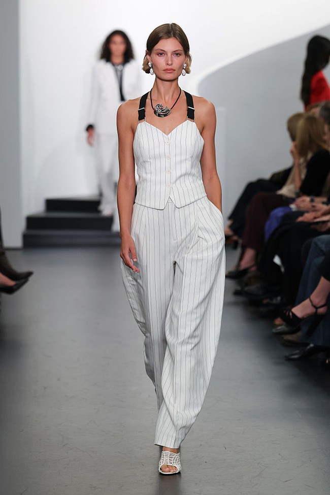 Palet warna koleksi ini didominasi putih dan hitam, dengan aksen merah. Sesekali warna merah hanya hadir sebagai pita di leher. (Foto: Dia Dipasupil/Getty Images)