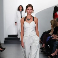 Palet warna koleksi ini didominasi putih dan hitam, dengan aksen merah. Sesekali warna merah hanya hadir sebagai pita di leher. (Foto: Dia Dipasupil/Getty Images)