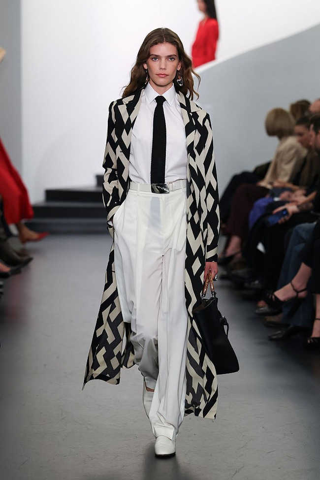 Koleksi ini sangat menonjolkan ciri khas Lauren dengan gaya menswear-for-women: jaket longgar tapi tetap terstruktur yang terbuka menampilkan bralette, dipadukan dengan celana panjang lebar atau rok. (Foto: Dia Dipasupil/Getty Images)