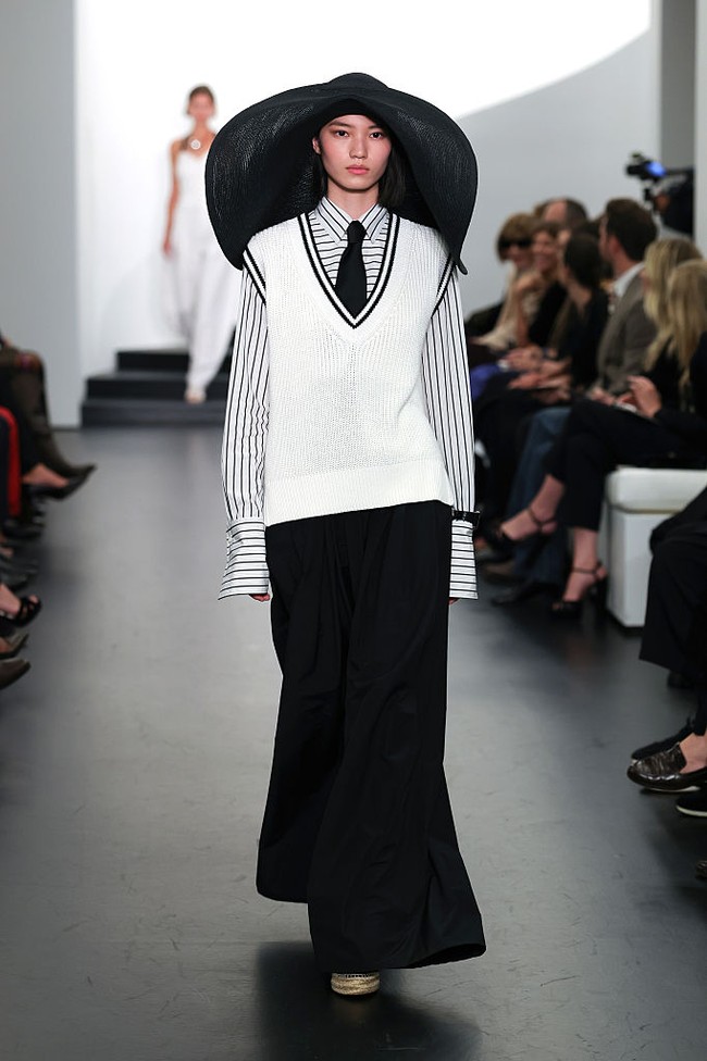 Bertolak dari estetika Edwardian pada koleksi musim gugur terdahulu, Ralph menawarkan busana dalam potongan yang lebih clean dengan permainan motif grafis, tapi tetap dengan American preppy spirit yang telah sekian lama menjadi DNA desainnya. (Foto: Dia Dipasupil/Getty Images)