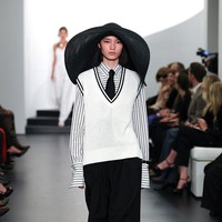 Bertolak dari estetika Edwardian pada koleksi musim gugur terdahulu, Ralph menawarkan busana dalam potongan yang lebih clean dengan permainan motif grafis, tapi tetap dengan American preppy spirit yang telah sekian lama menjadi DNA desainnya. (Foto: Dia Dipasupil/Getty Images)