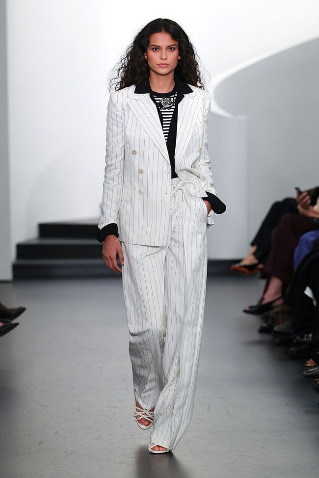 Baru-baru ini, nama Ralph Lauren ikut tersorot menyusul pertunangan Taylor Swift dan Travis Kelce di mana sang pop star memakai gaun maksi putih bermotif garis Ralph Lauren. Penampilan tersebut seakan memberi kode awal untuk koleksi terbaru Ralph Lauren. (Foto: Dia Dipasupil/Getty Images)