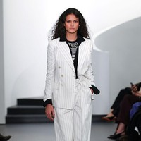 Baru-baru ini, nama Ralph Lauren ikut tersorot menyusul pertunangan Taylor Swift dan Travis Kelce di mana sang pop star memakai gaun maksi putih bermotif garis Ralph Lauren. Penampilan tersebut seakan memberi kode awal untuk koleksi terbaru Ralph Lauren. (Foto: Dia Dipasupil/Getty Images)