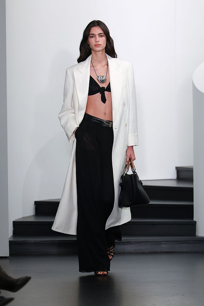 Desainer ternama Amerika Serikat Ralph Lauren menggelar peragaan busananya pada Rabu (10/9/2025). Presentasi berlangsung secara intimate di studio markasnya di 650 Madison Avenue, New York City. (Foto: Dia Dipasupil/Getty Images)