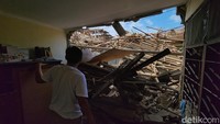 Warga melihat bangunan rumah yang hancur akibat ledakan dahsyat yang mengguncang kawasan permukiman di Jalan Talas II, Kelurahan Pondok Cabe Hilir, Kecamatan Pamulang, Kota Tangerang Selatan, Jumat (12/9/2025).