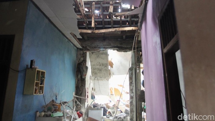 Kondisi Terkini Rumah Hancur Akibat Ledakan di Pondok Cabe, Tangsel Ledakan dahsyat mengguncang kawasan permukiman di Jalan Talas II, Kelurahan Pondok Cabe Hilir, Kecamatan Pamulang, Kota Tangerang Selatan, pada Jumat (12/9/2025). Peristiwa tersebut menyebabkan sejumlah rumah hancur dan beberapa warga mengalami luka-luka.
