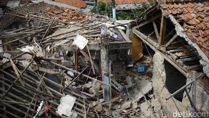 Ledakan dahsyat mengguncang kawasan permukiman di Jalan Talas II, Kelurahan Pondok Cabe Hilir, Kecamatan Pamulang, Kota Tangerang Selatan, pada Jumat (12/9/2025). Peristiwa tersebut menyebabkan sejumlah rumah hancur dan beberapa warga mengalami luka-luka.