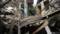 Suasana di Pondok Cabe Hilir masih mencekam, sementara warga yang rumahnya hancur kini mengungsi ke tempat yang lebih aman.