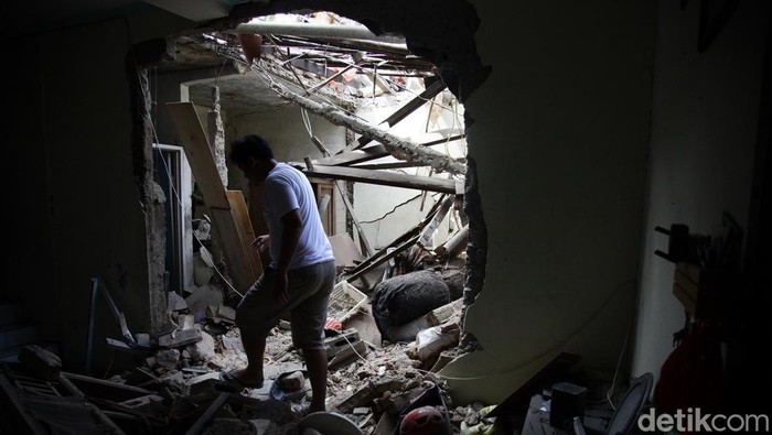 Ledakan dahsyat mengguncang kawasan permukiman di Jalan Talas II, Kelurahan Pondok Cabe Hilir, Kecamatan Pamulang, Kota Tangerang Selatan, pada Jumat (12/9/2025). Peristiwa tersebut menyebabkan sejumlah rumah hancur dan beberapa warga mengalami luka-luka.