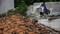 Sementara itu, warga sekitar masih diliputi rasa panik dan trauma akibat suara ledakan yang terdengar hingga radius ratusan meter.