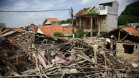 Area sekitar lokasi kejadian dipasangi garis polisi untuk mengantisipasi hal-hal yang tidak diinginkan.