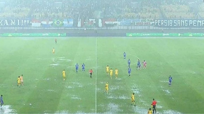 Laga Persib Bandung vs Persebaya dihentikan