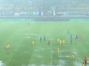 Laga Persib Vs Persebaya Dihentikan gegara Hujan Deras