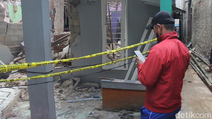 Ledakan keras mengguncang kawasan permukiman warga di Jalan Talas II, Pondok Cabe Udik, Pamulang, Kota Tangerang Selatan, Banten, pada Jumat (12/9/2025). Peristiwa itu membuat warga sekitar panik dan berhamburan keluar rumah.