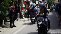 Petugas kepolisian bersama tim pemadam kebakaran dan aparat keamanan segera dikerahkan ke lokasi.