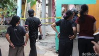 Sejumlah rumah dilaporkan mengalami kerusakan, sementara beberapa warga dikabarkan luka-luka akibat dampak ledakan.