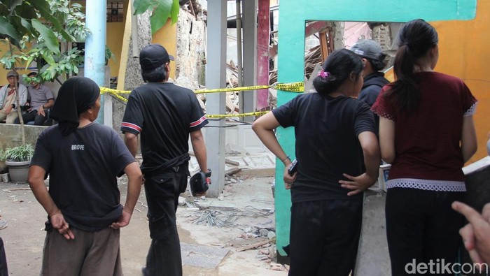 Ledakan keras mengguncang kawasan permukiman warga di Jalan Talas II, Pondok Cabe Udik, Pamulang, Kota Tangerang Selatan, Banten, pada Jumat (12/9/2025). Peristiwa itu membuat warga sekitar panik dan berhamburan keluar rumah.