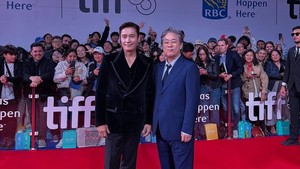 Lee Byung Hun jadi orang Korea pertama yang dapat TIFF Tribute Award, orang Asia ketiga setelah Zhao Tao (2024) dan Andy Lau (2023). (Foto: dok. Instagram @byunghun0712)