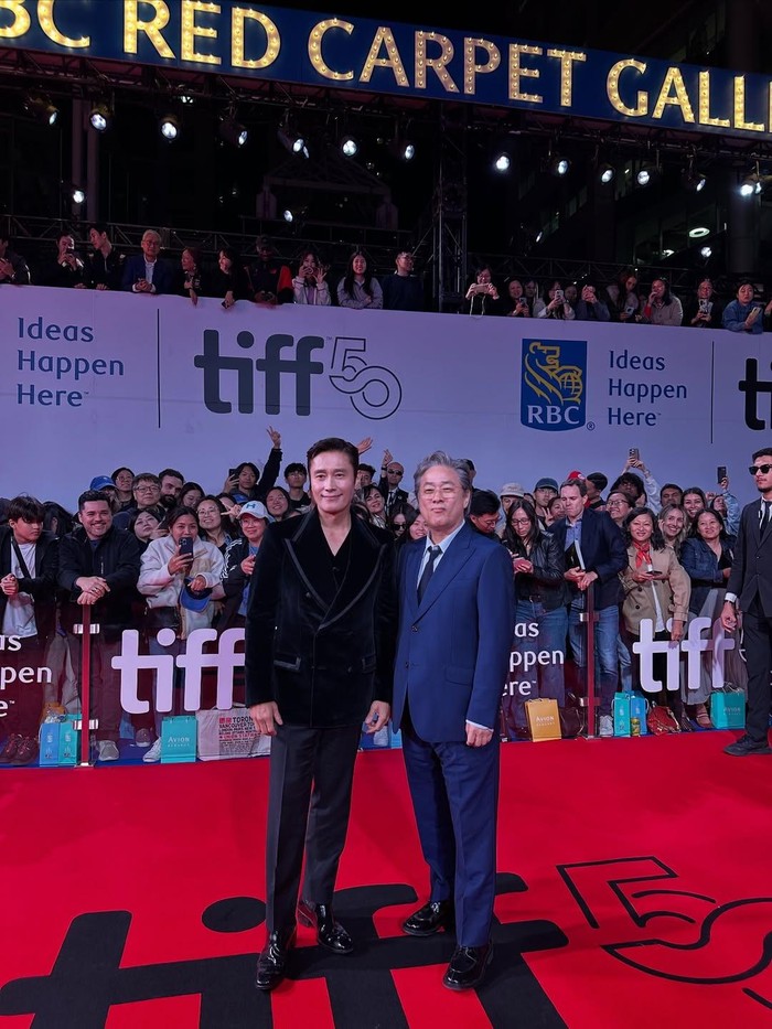 Aktor Korea Selatan Lee Byung Hun dalam foto yang diunggah ke Instagram pribadinya saat berada di TIFF 2025.