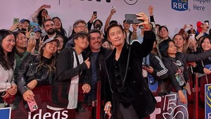 Momen Lee Byung Hun ngasih fanservice. Dalam pidatonya saat menerima piala, Lee Byung Hun menyebut penghargaan ini bukan kemenangan pribadi, tapi kemenangan buat budaya Korea. (Foto: dok. Instagram @byunghun0712)