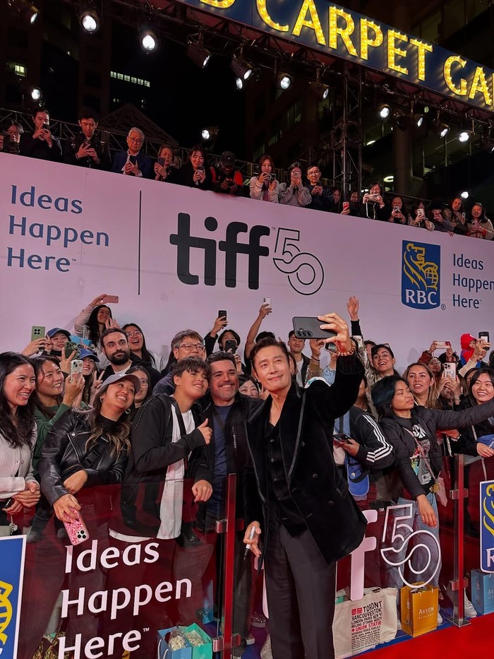 Aktor Korea Selatan Lee Byung Hun dalam foto yang diunggah ke Instagram pribadinya saat berada di TIFF 2025.