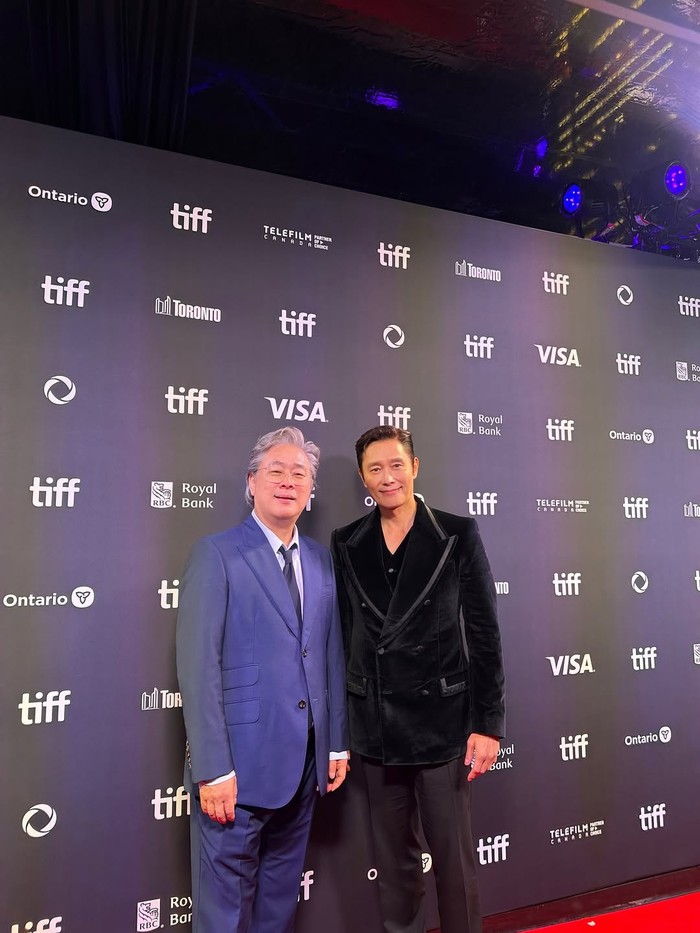 Aktor Korea Selatan Lee Byung Hun dalam foto yang diunggah ke Instagram pribadinya saat berada di TIFF 2025.