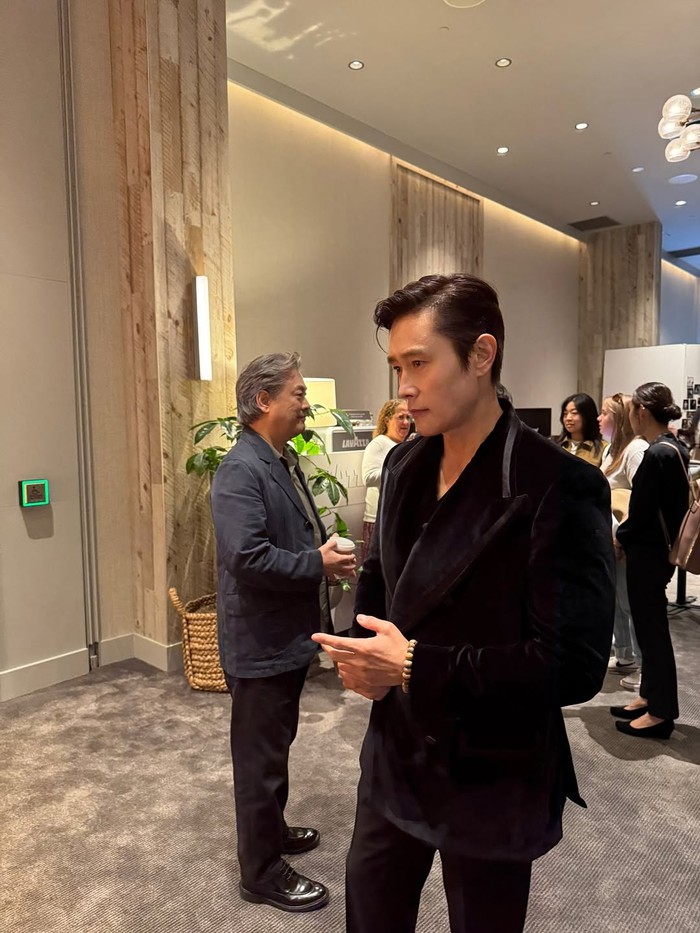 Aktor Korea Selatan Lee Byung Hun dalam foto yang diunggah ke Instagram pribadinya saat berada di TIFF 2025.