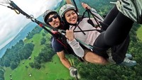 Danau Blausee berada di kawasan Taman Alam Blausee dan sangat menyenangkan bisa menikmatnya dari ketinggian dengan paragliding..