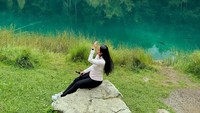 Dalam akun Instagramnya, Yura Yunita membagikan keseruan liburan bersama suaminya Donne Maula di Swiss. Mereka berkunjung ke Danau Blausee.