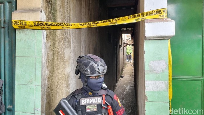 Lokasi ledakan di Pamulang, Tangsel dipasangi garis polisi dan warga diimbau menjauh radius 10 meter.