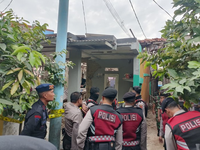 Lokasi ledakan yang menghancurkan 8 rumah di Pondok Cabe Ilir, Pamulang, Tangsel. Lokasi ledakan yang menghancurkan 8 rumah di Pondok Cabe Ilir, Pamulang, Tangsel.