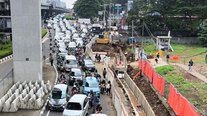 Macet di Fatmawati imbas proyek revitalisasi trotoar. (Dok. akun X TMC Polda Metro)