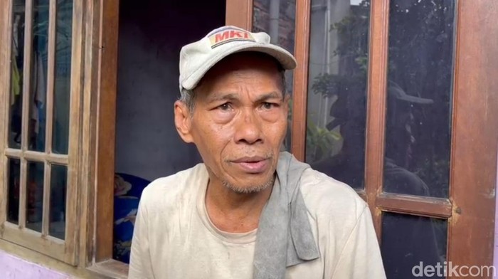 Mahmud (66), salah satu warga yang rumahnya terdampak ledakan di Pamulang, Tangsel. Mahmud mengira ledakan berasal dari meteor karena suara ledakan dari atas rumah, Jumat (12/9/2025).