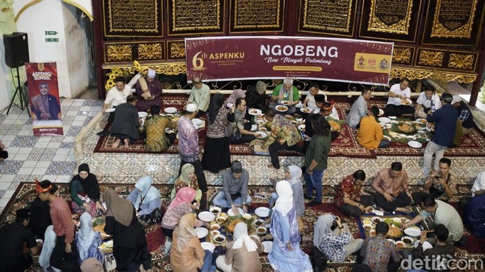 Suasana makan ngidang khas Palembang di di Al-Qur’an Akbar Gandus
