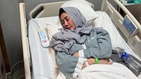 Amy Qanita banyak mendapat semangat dari para sahabat. Rieta Amilia, ibunda Nagita Slavina juga mendoakan besannya itu. Dia juga meminta Raffi dan Gigi menjaga Mama Amy. Syafakillah syifaan ajilan, syifaan la yughadiru ba’dahu saqaman. Tolong jaga mama yaaa Affi dan Gigi, tulis Rieta Amilia. Foto: Instagram @raffinagita1717
