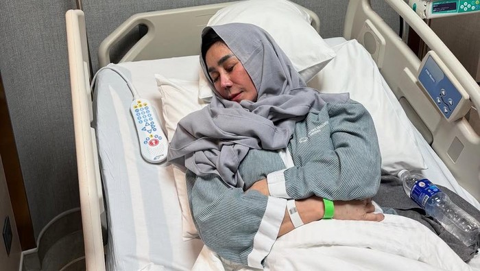 Amy Qanita dirawat di Mount Elizabeth Hospital, Singapura.