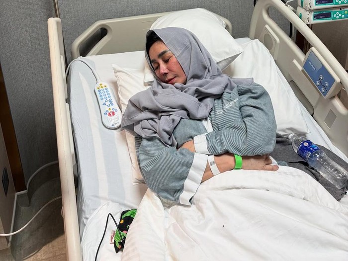 Amy Qanita dirawat di Mount Elizabeth Hospital, Singapura.