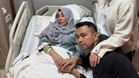 Presenter berusia 38 tahun itu memohon doa untuk kondisi kesehatan ibunda. Sebelumnya, Raffi Ahmad juga sempat memperlihatkan Amy Qanita memakai selang alat bantu napas dan nasogastrik (NGT) pada hidungnya. Foto: Instagram @raffinagita1717