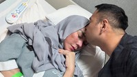 Raffi mencium kening Amy Qanita yang terbaring di ranjang rumah sakit. Mama Amy dirawat di Mount Elizabeth Hospital, Singapura. Foto: Instagram @raffinagita1717
