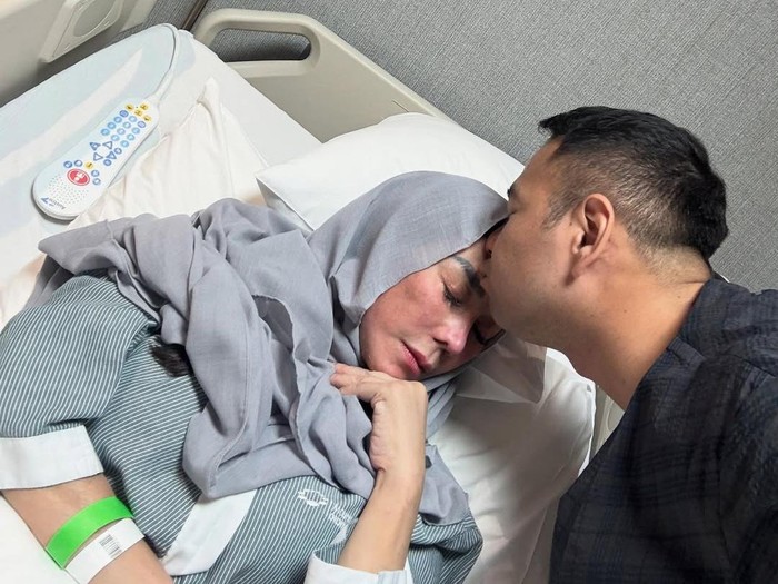 Mama Amy Amy Qanita dirawat di Mount Elizabeth Hospital, Singapura.