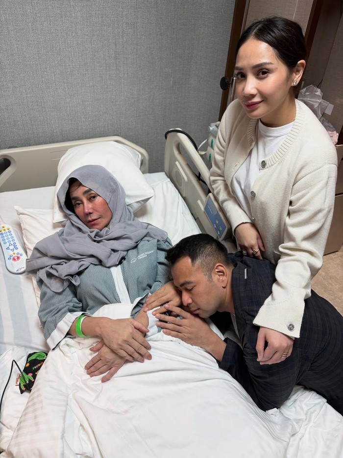 Amy Qanita dirawat di Mount Elizabeth Hospital, Singapura.