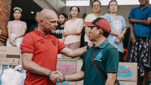 Manajemen bersama Pelatih Bali United, Johnny Jansen, saat mengunjungi pos pengungsian banjir di Denpasar, Kamis (11/9/2025). (Dok. Bali United)