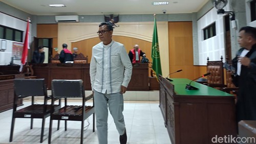 Mantan Kabid SMK Dikbud NTB, Ahmad Muslim, beranjak keluar dari ruang sidang Pengadilan Tipikor Mataram, Jumat (12/9/2025). (Foto: Abdurrasyid Efendi/detikBali)