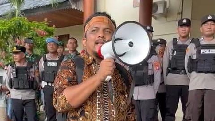 Massa Datangi DPRD Kobar, Desak Tanda Tangan Tuntutan 17 + 8. (Ayuningtias PL)