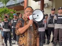 Massa Datangi DPRD Kobar, Desak Tanda Tangan Tuntutan 17 + 8