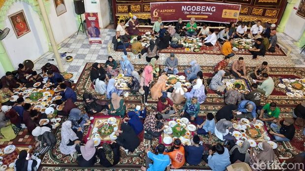Masyarakat Palembang menikmati makan ngidang di Museum Bayt Al-Qur'an Akbar