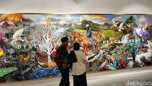 Komunitas seni yang didirikan oleh Presiden ke-6 Republik Indonesia itu juga berkolaborasi buat lukisan berskala besar yang bertuliskan, Destruction Ruins Peace Paints. Lihatlah dengan seksama, di antara lukisan dengan kanvas besar itu mana yang jadi ciri khas dari goresan SBY? Yup, karya seni SBY terkenal akan lanskap pemandangan dan di lukisannya ditampilkan potret pegunungan yang indah nan hijau. Foto: Tia Agnes/ detikcom