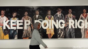 Ada juga lukisan pelukis Naufal Abshar yang telah melanglang buana dengan ciri khas HAHAHA di sela-sela potret objeknya. Menurut Naufal kepada redaksi detikpop, tipografi Keep Doing Right merespons kondisi sosial-politik setahun belakangan yang chaos banget. Foto: Tia Agnes/ detikcom